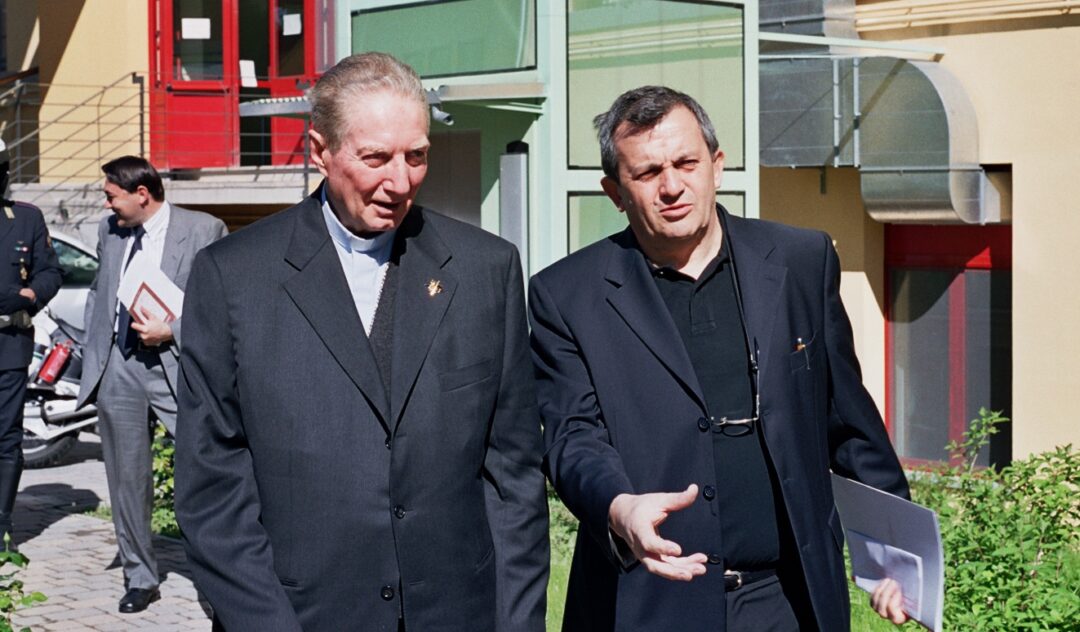 Don Virginio Colmegna e il Cardinal Martini, a sinistra, alla Casa della Carità